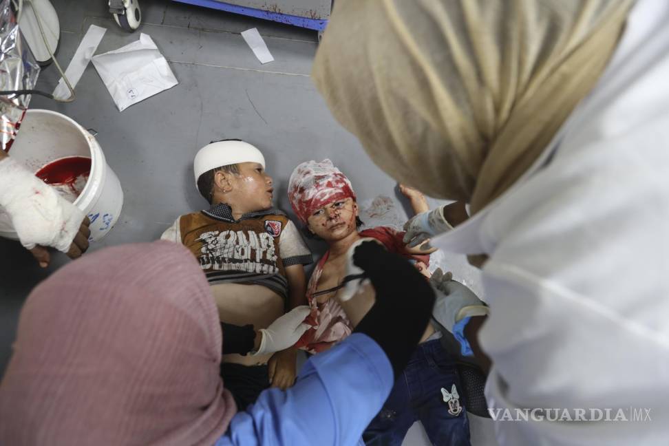 $!Niños palestinos heridos luego de un bombardeo israelí en la Franja de Gaza son atendidos en el Hospital de Al Aqsa, en Deir al Balah, el domingo 9 de junio de 2024.