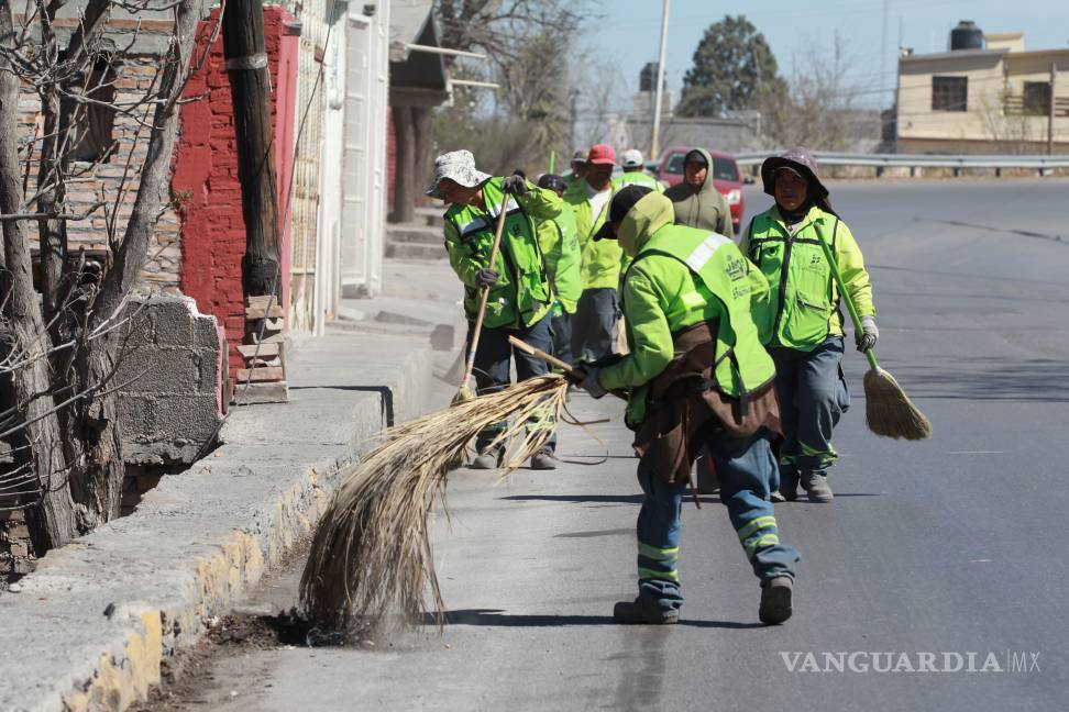 $!Personal del programa “Aquí Andamos” trabaja en la rehabilitación de parapetos en el puente del bulevar Emilio Arizpe de la Maza, mejorando la seguridad de quienes transitan por el lugar.