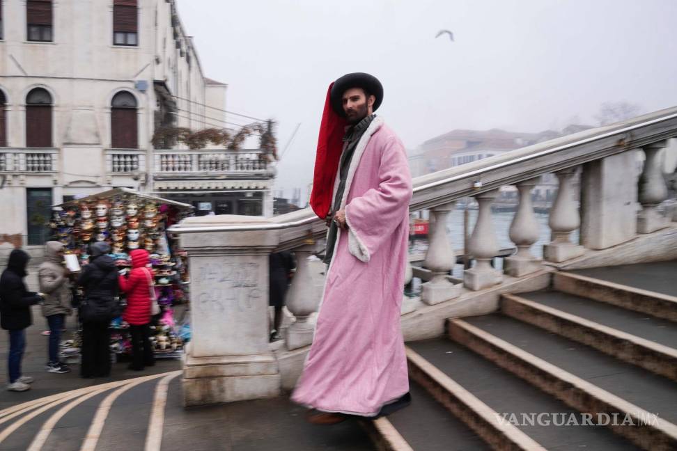 $!Un hombre disfrazado de Marco Polo baja las escaleras de un puente durante la inauguración del Carnaval, en Venecia, Italia.