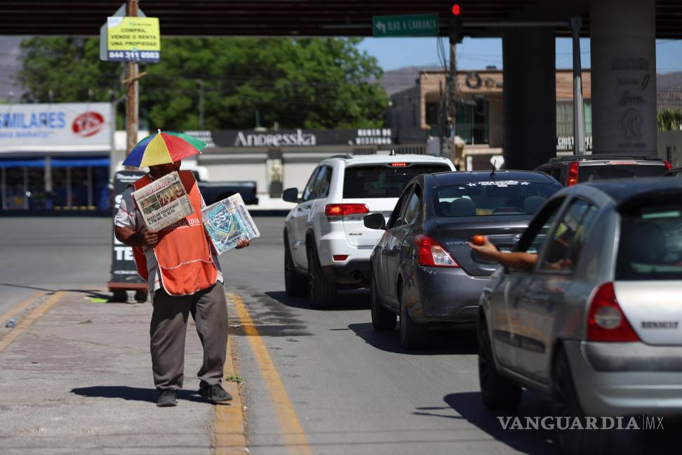 $!En el cruce de Carranza y Pedro Figueroa, la rutina informativa comienza con su voz.