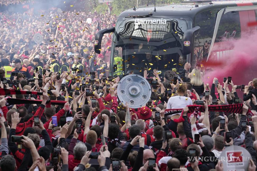 $!El autobús donde viajaba el equipo alemán fue el protagonista de una caravana de fiesta el Leverkusen.