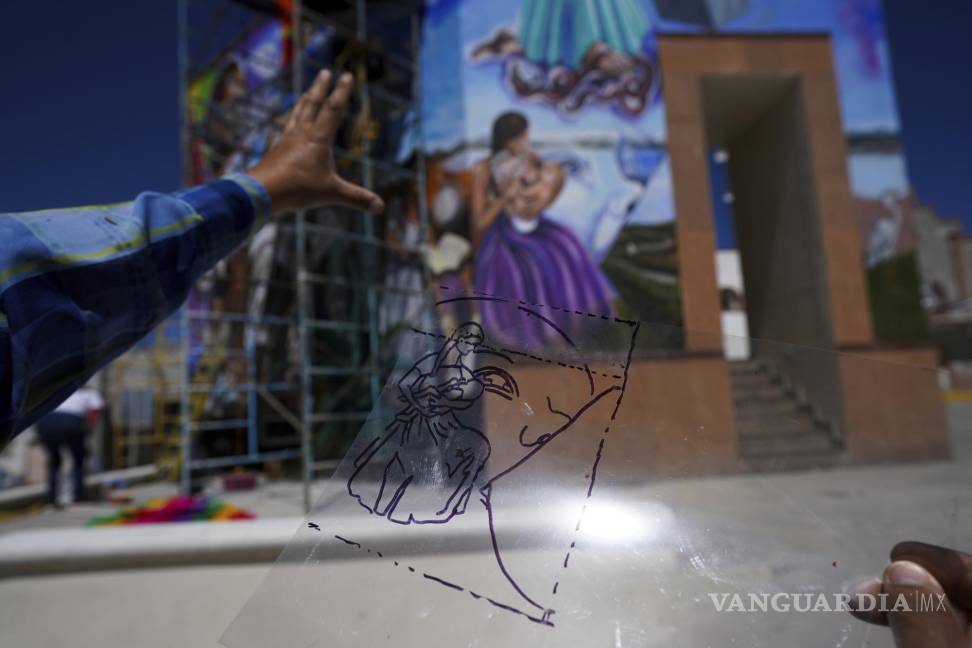 $!El artista mexicano Jesús Rodríguez explica el significado de un mural pintado en la fachada de un auditorio en San Salvador, Estado de Hidalgo (México).