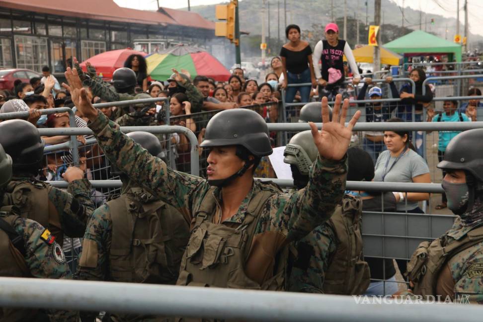 $!Un militar pide calma a familiares de presos tras los enfrentamientos en la Penitenciaría del Litoral de Guayaquil, Ecuador.