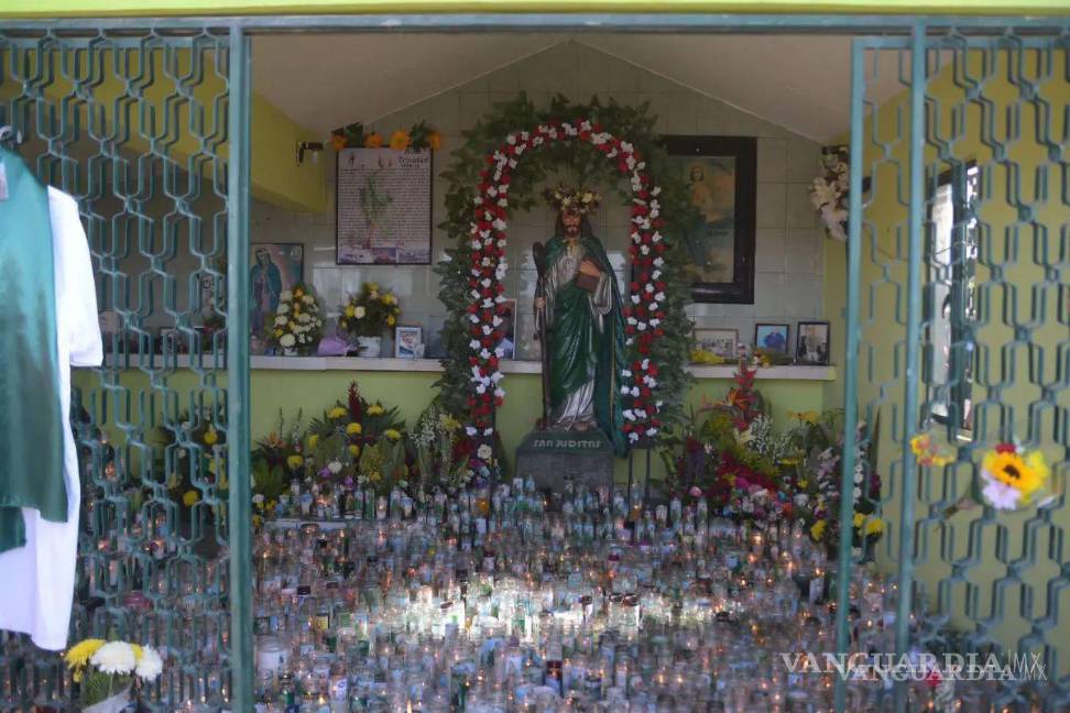 $!Miles desfilan por el sitio donde está colocada la efigie, a la que le dejan veladoras.