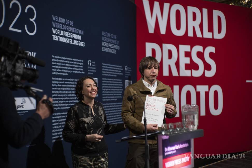 $!World Press Photo of the Year award winner, Associated Press photographer Evgeniy Maloletka, right, receives the diploma from Joumana El Zein Khoury, executive director of the World Press Photo Foundation, left, for his winning image of a pregnant woman being carried through the wreckage of a maternity hospital after a Russian military strike in Mariupol, Ukraine, during a press conference announcing the winners in Amsterdam, Netherlands, Thursday, April 20, 2023. ()