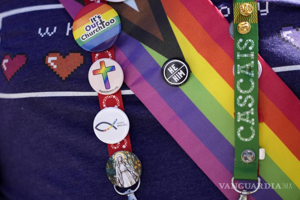 $!Un representante de Dignity USA, un grupo de católicos LGBTQ+ afuera del Centro Social Parroquial de Sao Vicente de Paulo.