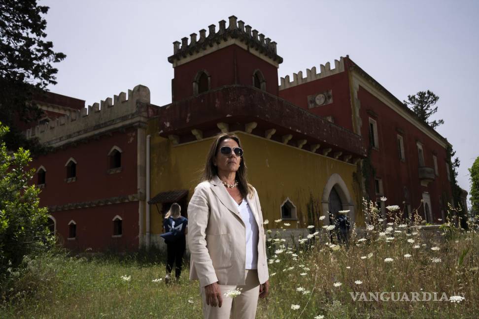 $!La jefa de la fuerza antimafia (DIA), Carla Durante, camina con su equipo en el Castillo Lazzari confiscado a un condenado por la SCU en 2013, en Cutrofiano.