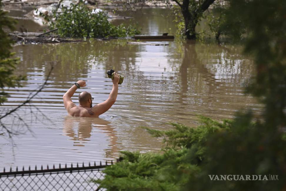 $!Un hombre intenta acceder a una zona inundada en Opava, República Checa.