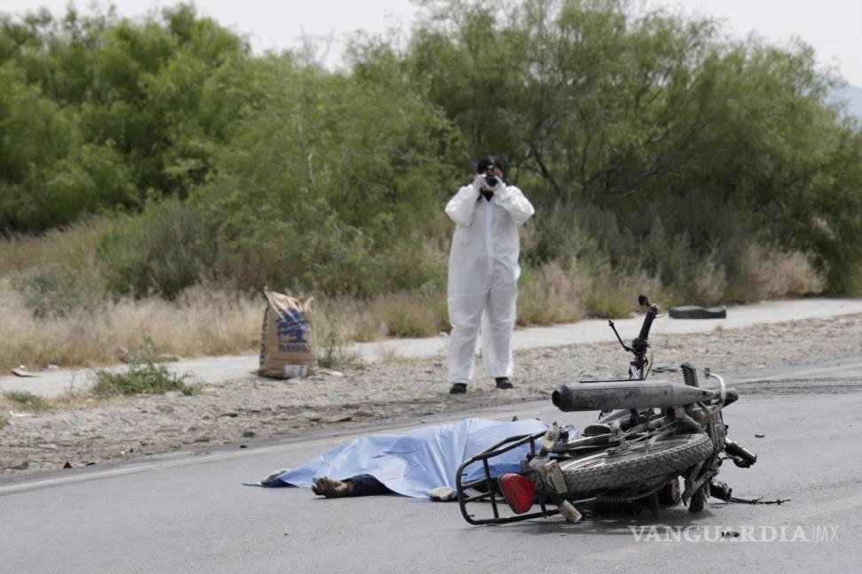 Motociclista maneja en contra, choca contra tráiler y muere en Ramos Arizpe