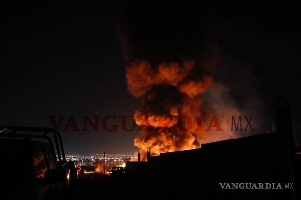 $!Impactantes imágenes del fuerte incendio en terreno de la colonia San Isidro en Saltillo