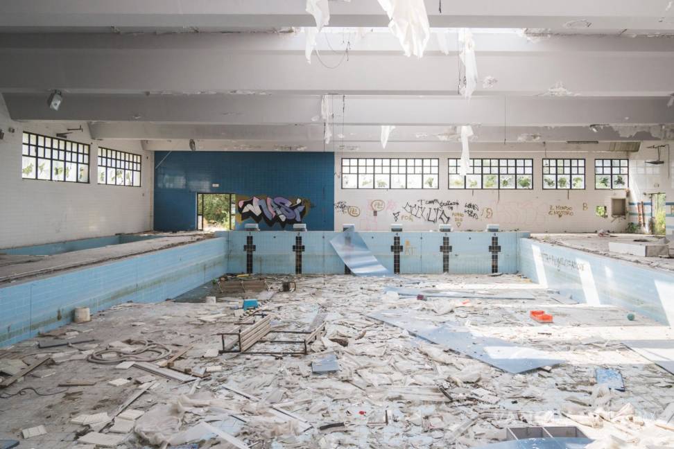 $!Una piscina abandonada donde, según la policía, dos niñas fueron violadas repetidamente por una pandilla, en las afueras de Nápoles, en Caivano, Italia.