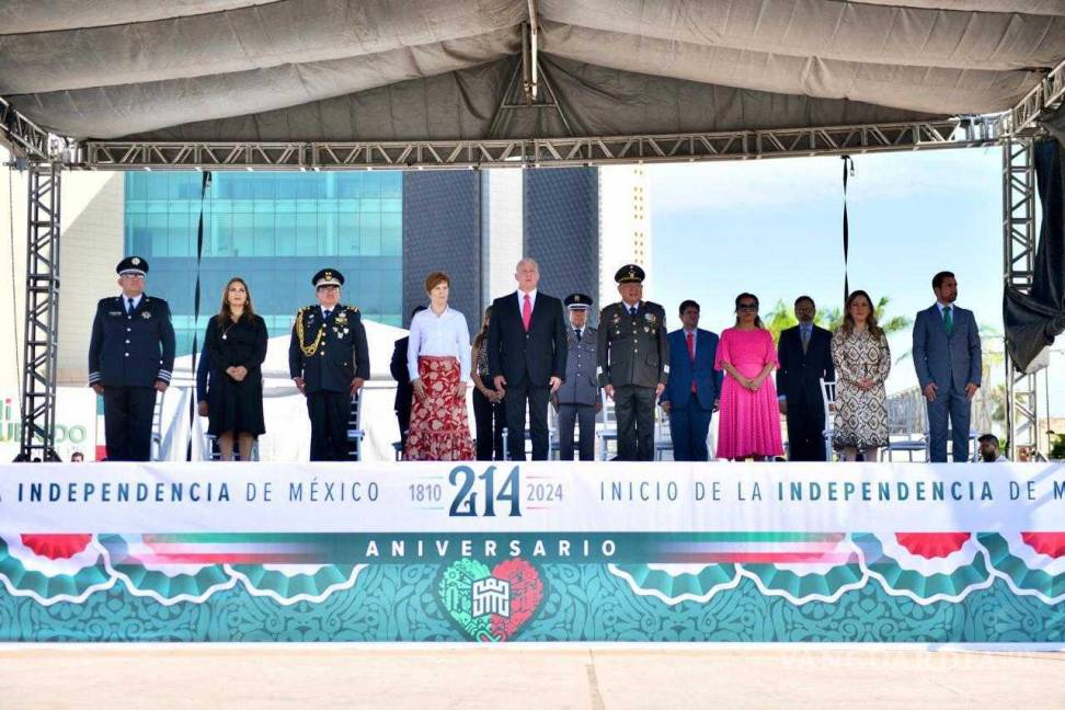 $!Más de 3,200 elementos participaron en el desfile conmemorativo en Torreón, en un evento que transcurrió sin incidentes.