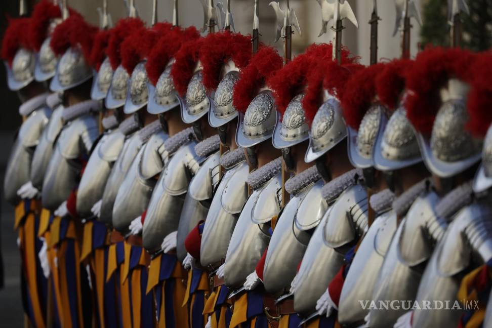 $!En esta foto de archivo del jueves 6 de mayo de 2021, los guardias suizos del Vaticano prestan atención en el patio de San Dámaso con motivo de su ceremonia de juramento, en el Vaticano. AP/Andrew Medichini