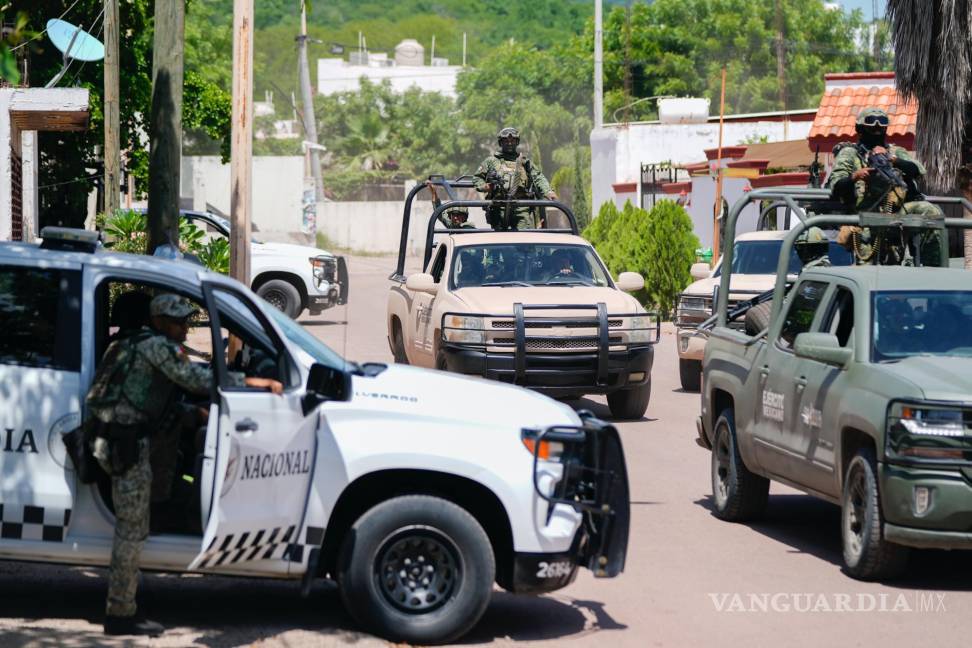 $!Fuerzas de la Guardia Nacional y soldados del Ejército patrullan durante un operativo en un vecindario de Culiacán, estado de Sinaloa, México.