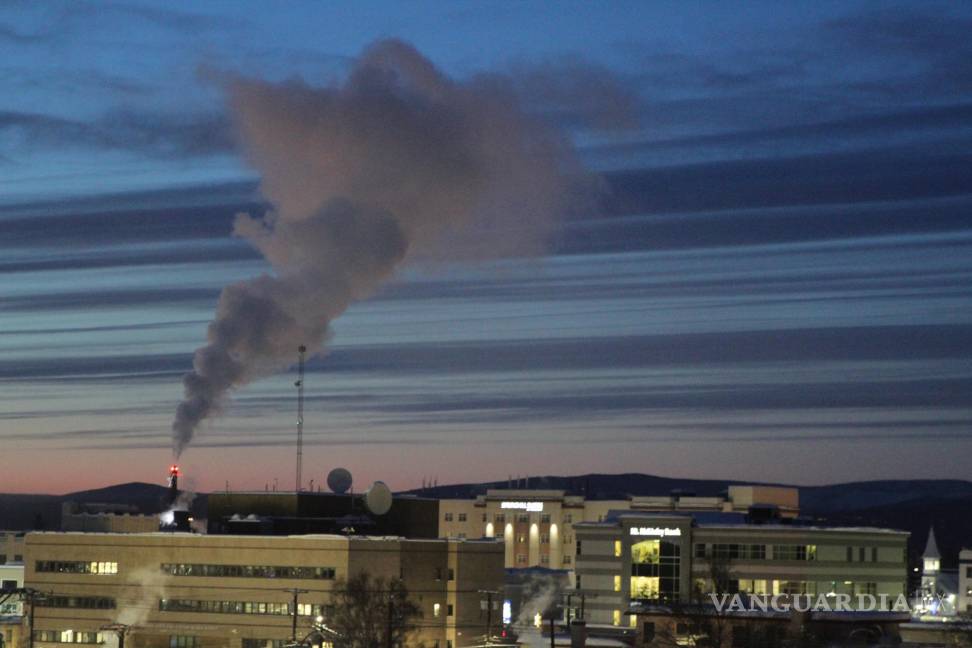 $!Una columna de humo emitida al aire desde una planta de energía en Fairbanks, Alaska, que tiene uno de los aires invernales más contaminados en EU.