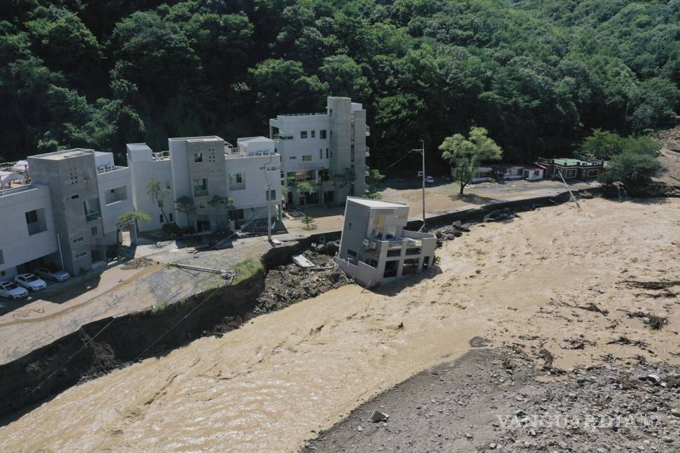 $!Un edificio es derribado por las secuelas del tifón Hinnamnor en un pueblo de Pohang, Corea del Sur.