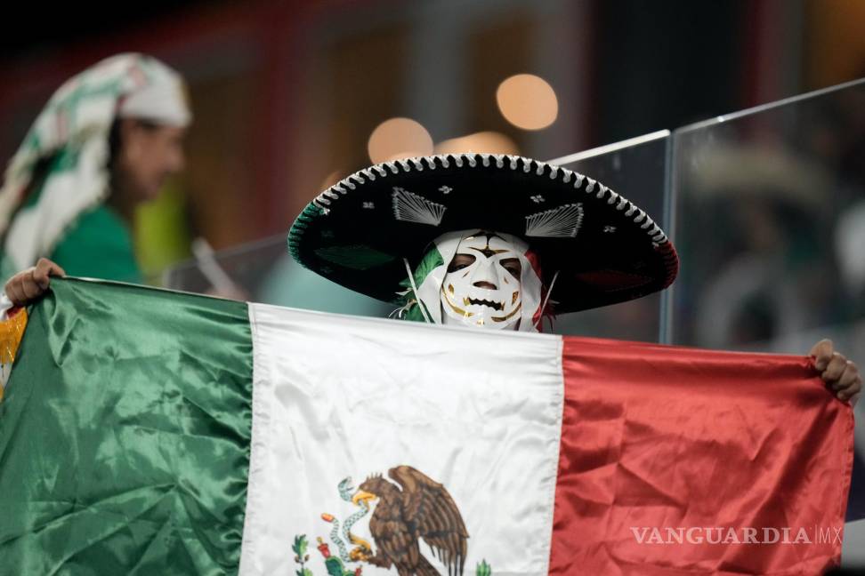 $!Un hincha mexicano sostiene su bandera nacional durante el partido de fútbol entre México y Polonia, en el Estadio 974 en Doha, Qatar.