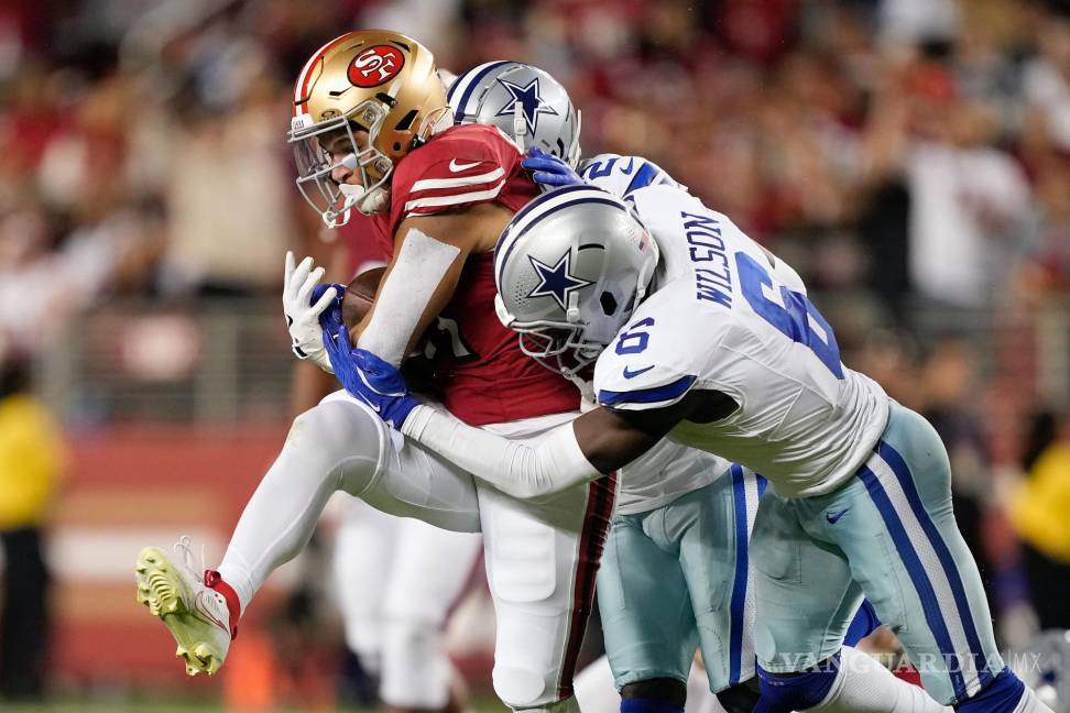 $!El corredor de los San Francisco 49ers, Isaac Guerendo, (i), corre contra el safety de los Dallas Cowboys, Donovan Wilson (6), y el esquinero Jourdan Lewis.