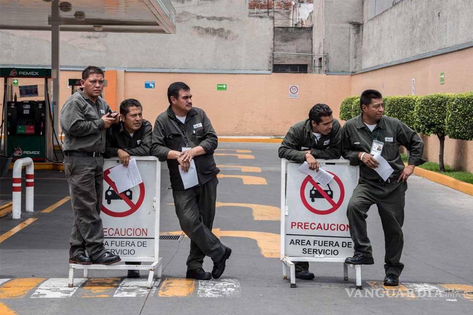 $!Los trabajadores de gasolineras laboran de pie.