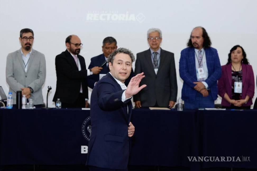 $!Zepeda Memije se desmaya tras ser descalificado para ir por la rectoría de la BUAP por documentos falsificados (VIDEO)