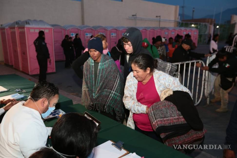$!Arriban a Saltillo mil 900 migrantes; abren mega albergue