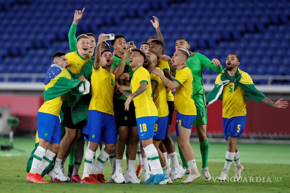 $!Los jugadores brasileños celebran tras vencer a España en la final de fútbol masculino de los Juegos Olímpicos 2020, este sábado en el Estadio Internacional de Yokohama en Yokohama (Japón). EFE