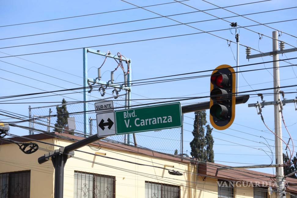 $!La contradicción entre las señales y el flujo real del tráfico en el bulevar Venustiano Carranza resalta la relevancia de mantener la infraestructura vial actualizada y funcional.