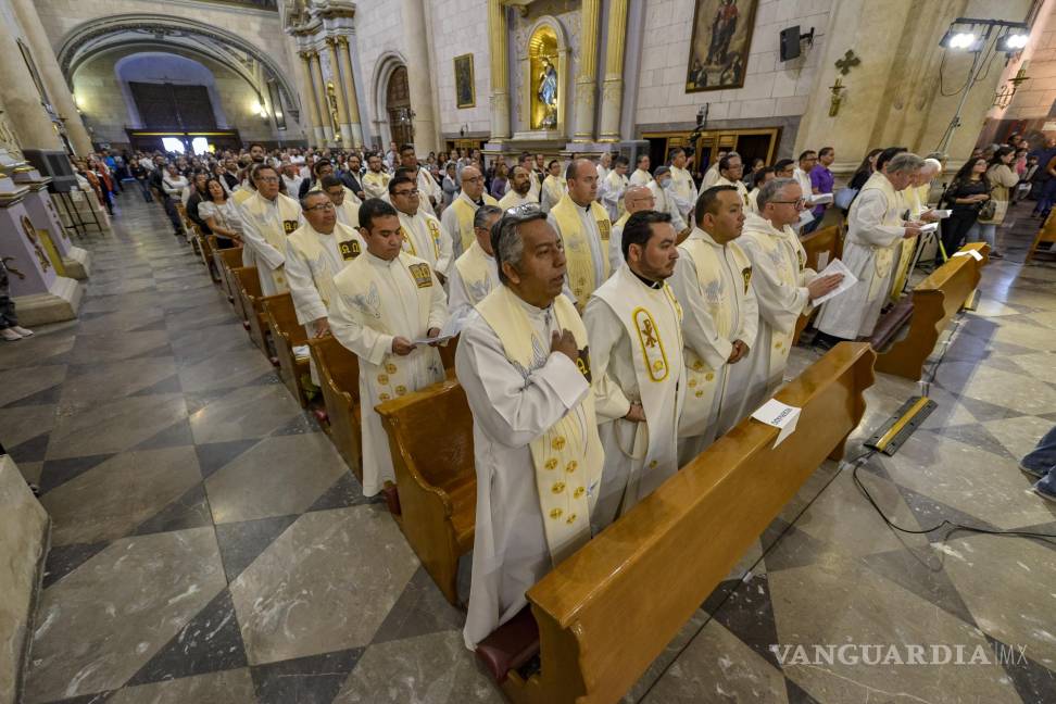 $!Párrocos se reunieron en la catedral de Santiago para la misa crismal dirigida por el obispo Hilario González.
