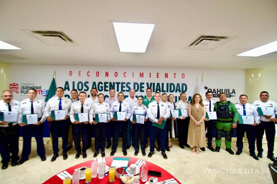 $!Servidores públicos celebran la culminación de sus estudios con el respaldo del gobierno municipal.