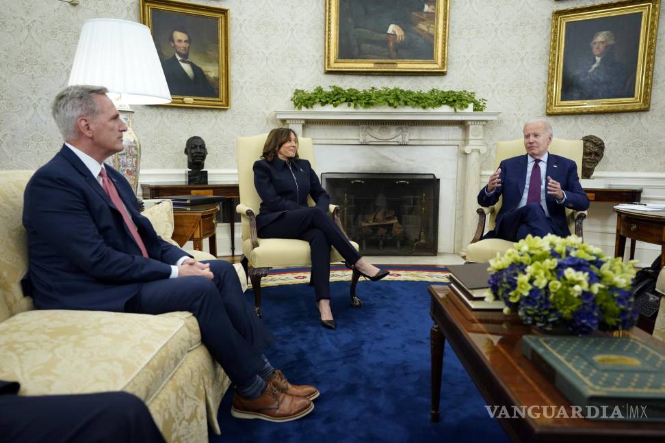 $!El presidente de la Cámara Kevin McCarthy, la vicepresidenta Kamala Harris y Joe Biden durante una reunión con líderes del Congreso en la Oficina Oval.