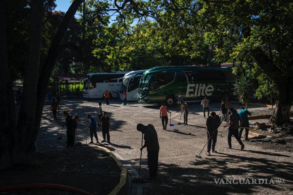 $!Un estudiante de primer año barre el suelo en una zona de aparcamiento en la escuela Normal Rural Raúl Isidro Burgos, en Ayotzinapa, en el estado de Guerrero.