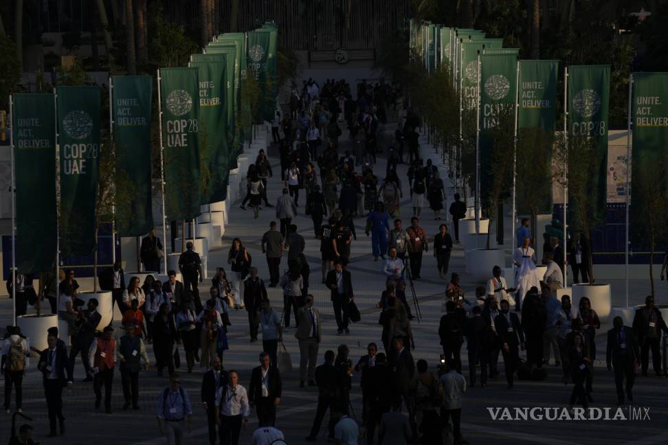 $!Gente caminando por el recinto de la cumbre climática COP28 mientras se pone el sol, el 2 de diciembre de 2023 en Dubái, Emiratos Árabes Unidos.