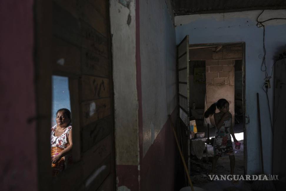 $!La refugiada climática Áurea Sánchez, sentada dentro de la casa que alquila, en Frontera, en el estado de Tabasco, México.