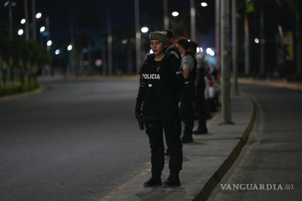 $!La policía vigila el inicio del toque de queda decretado por el presidente de Ecuador, Guillermo Lasso, para tratar de reducir la ola de violencia en Manta, Ecuador.