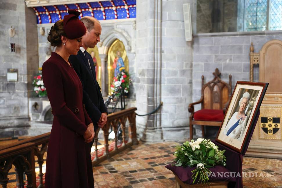 Mientras Rishi Sunak, primer ministro británico, pondera el servicio de Isabel II a un año de su muerte, los antimonárquicos protestan