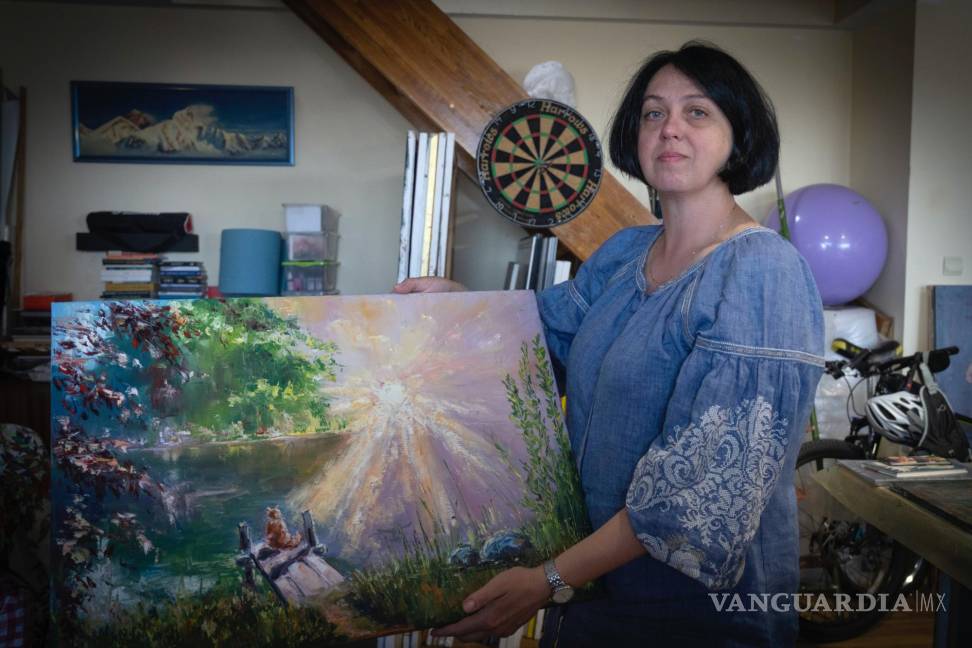 $!Oksana Kordina muestra una obra que pintó en memoria de su marido, quien murió en una batalla con soldados rusos, en un estudio artístico en Kiev, Ucrania.