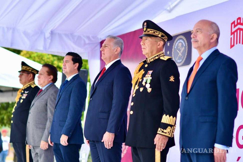 $!El secretario de Gobierno del Estado, Óscar Pimentel González; el diputado Gerardo Aguado; el general José Luis Serrano Ramírez; y el general Pedro Alberto Hernández Gallardo, entre otros, acompañan al alcalde Román Alberto Cepeda González en el evento.