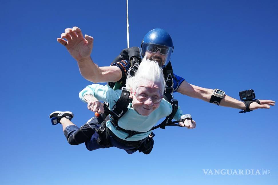 $!Dorothy Hoffner, de 104 años, con el instructor Derek Baxter en un paracaidismo en Ottawa, Illinois, el 1 de octubre de 2023.