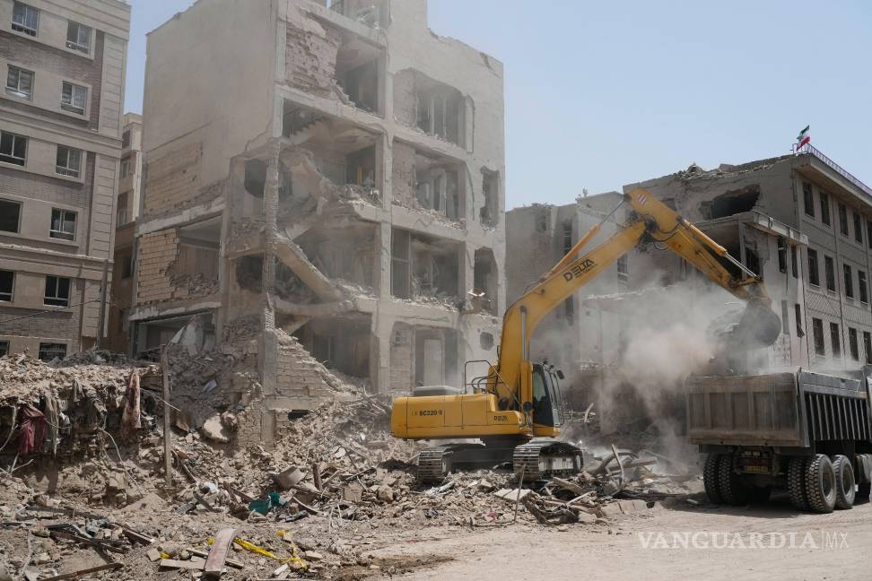$!Una excavadora retira los escombros de un edificio destruido por un ataque aéreo israelí en Teherán.