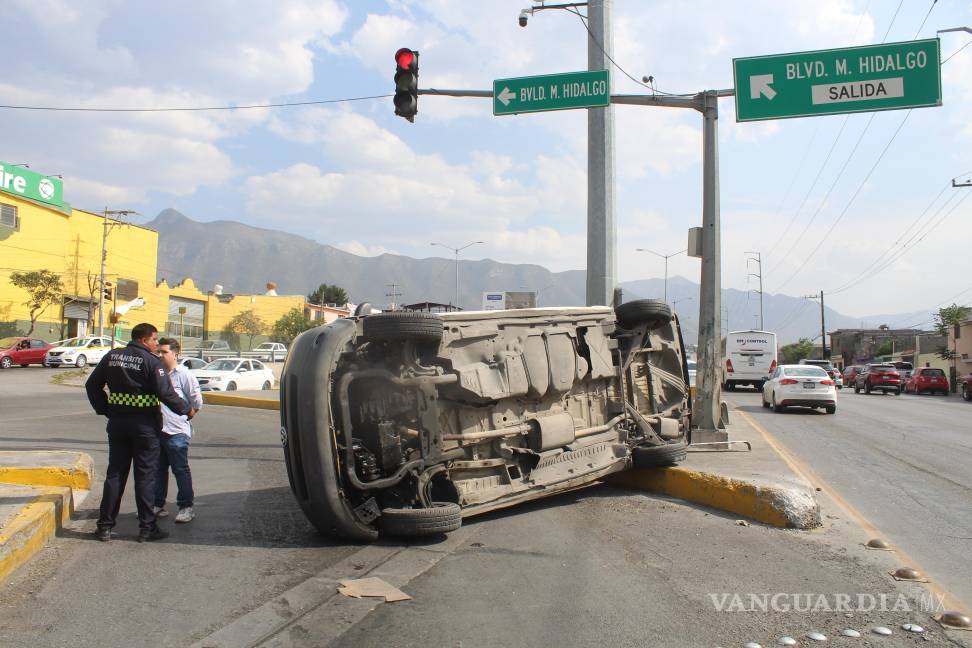 Vuelcan repartidores de frutas sobre el Periférico de Saltillo