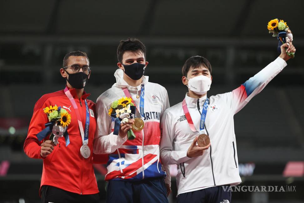 $!El medallista de bronce Jun Woong-tae de Corea (d), el medallista de plata Ahmed Elgendy de Egipto (i) y el medallista de oro Joseph Choong de Gran Bretaña (c) durante la ceremonia de entrega de medallas para el evento de pentatlón moderno. EFE