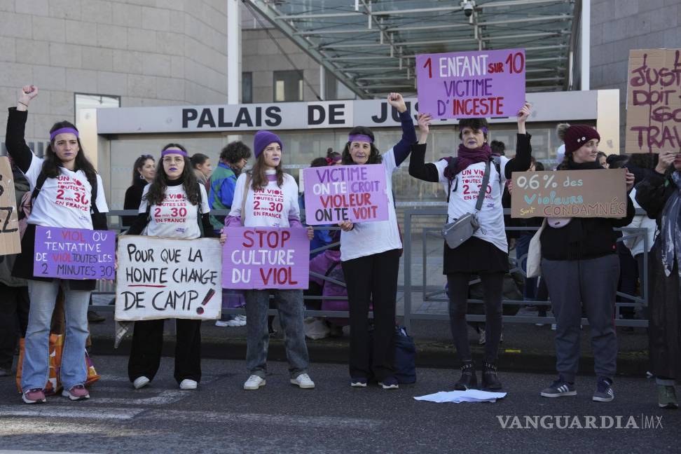 $!Activistas protestan frente al Palacio de Justicia por los derechos de las mujeres el en Avignon, donde se lleva a cabo el juicio a los acusados de violar a Gisèle Pelicot.