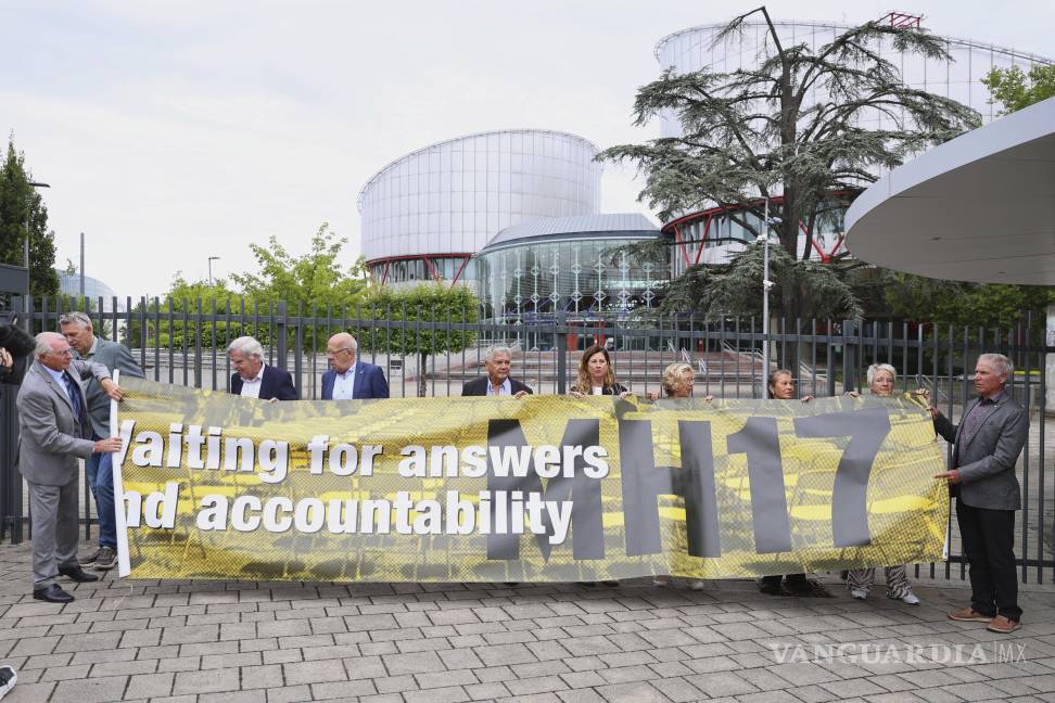 $!Protesta frente al TEDH antes de que emita una serie de sentencias históricas sobre presuntas violaciones de derechos humanos cometidas por Rusia en Ucrania.