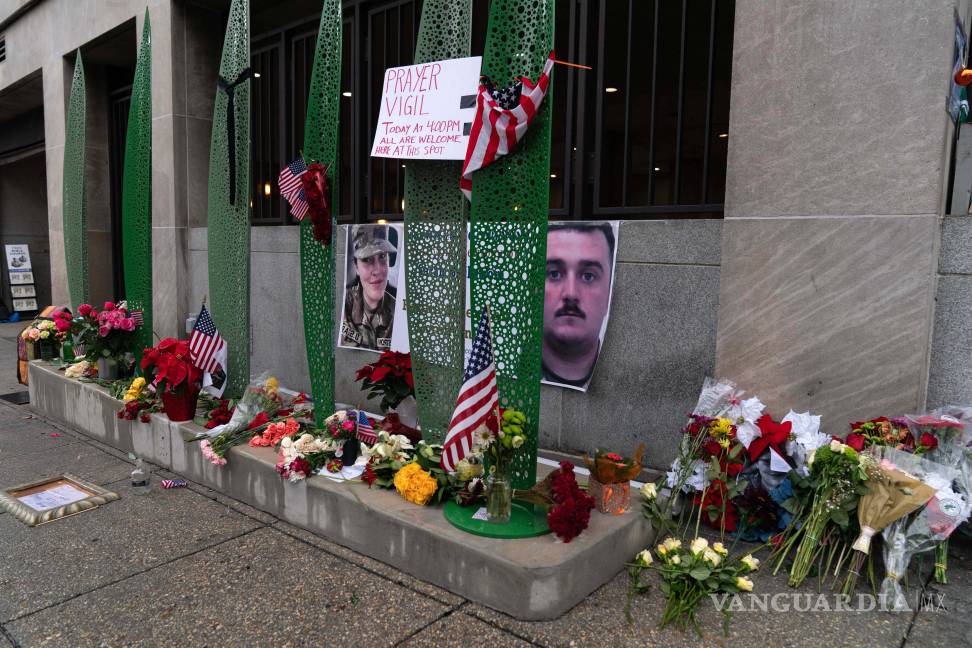 $!Un monumento improvisado frente a la estación Farragut West, cerca del lugar donde dos miembros de la Guardia Nacional fueron baleados en Washington.