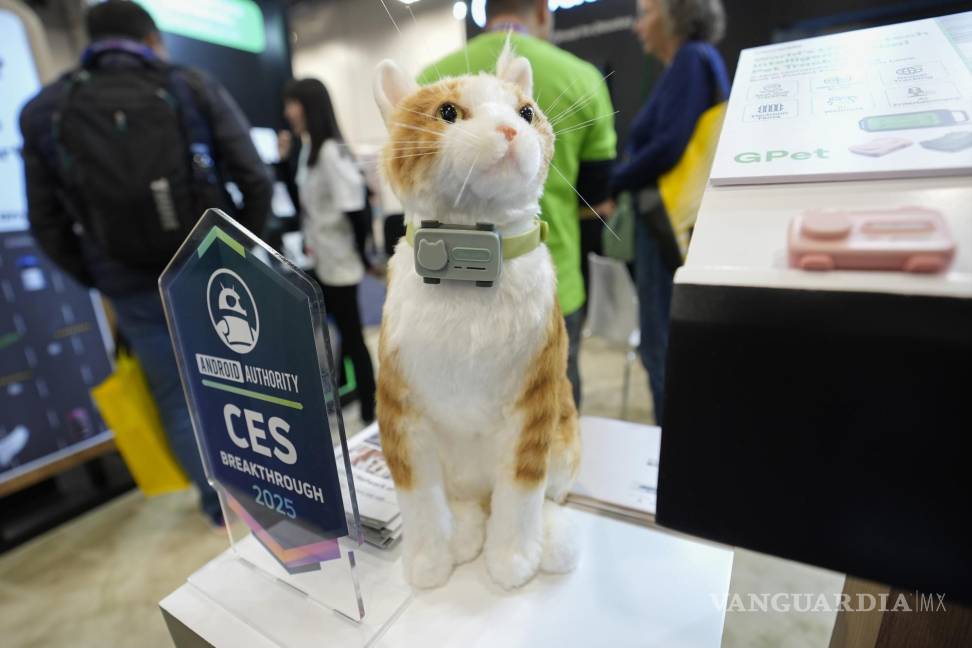 $!Un GlocalMe KeyTracker para mascotas se exhibe en un animal de peluche durante la feria tecnológica CES el miércoles 8 de enero de 2025, en Las Vegas.