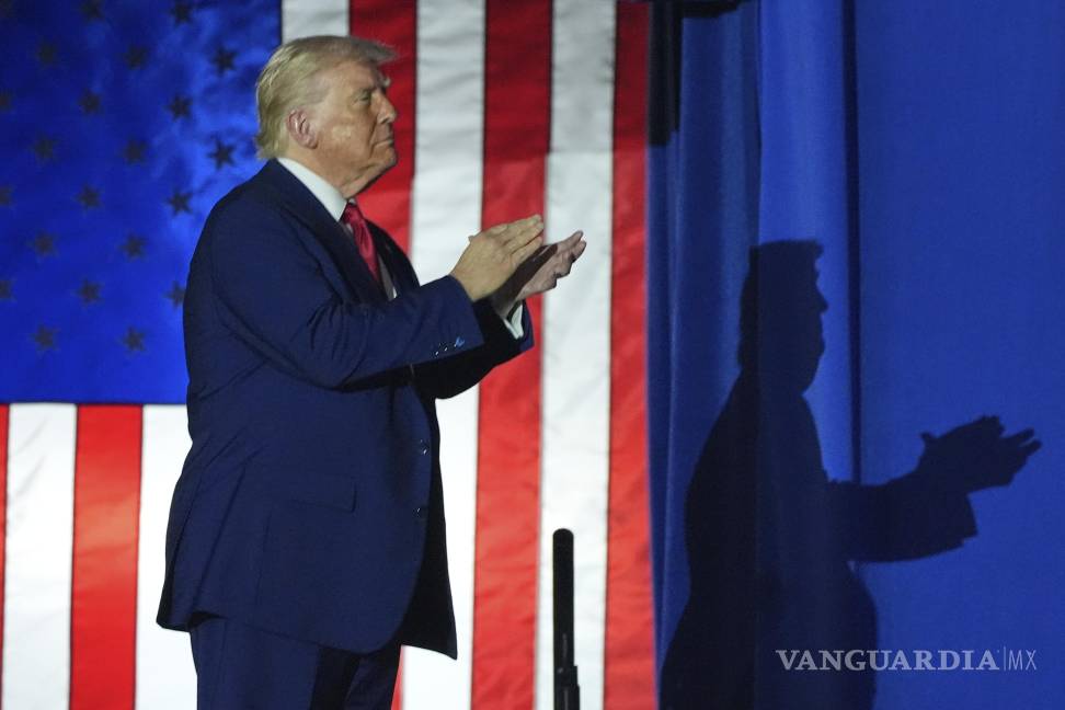 $!President Donald Trump arrives to speak on his first 100 days at Macomb County Community College Sports Expo Center, Tuesday, April 29, 2025, in Warren, Mich. (AP Photo/Alex Brandon)
