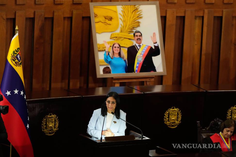 $!La presidenta encargada de Venezuela, Delcy Rodríguez, habla bajo una imagen enmarcada del expresidente Nicolás Maduro y su esposa, Cilia Flores, durante una ceremonia de apertura del nuevo año judicial.