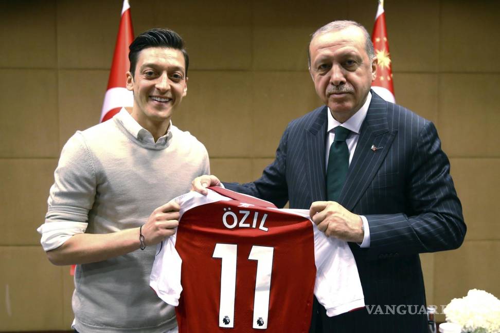 $!Por supuestos comentarios racistas de la Federación Alemana, Özil deja a la Selección