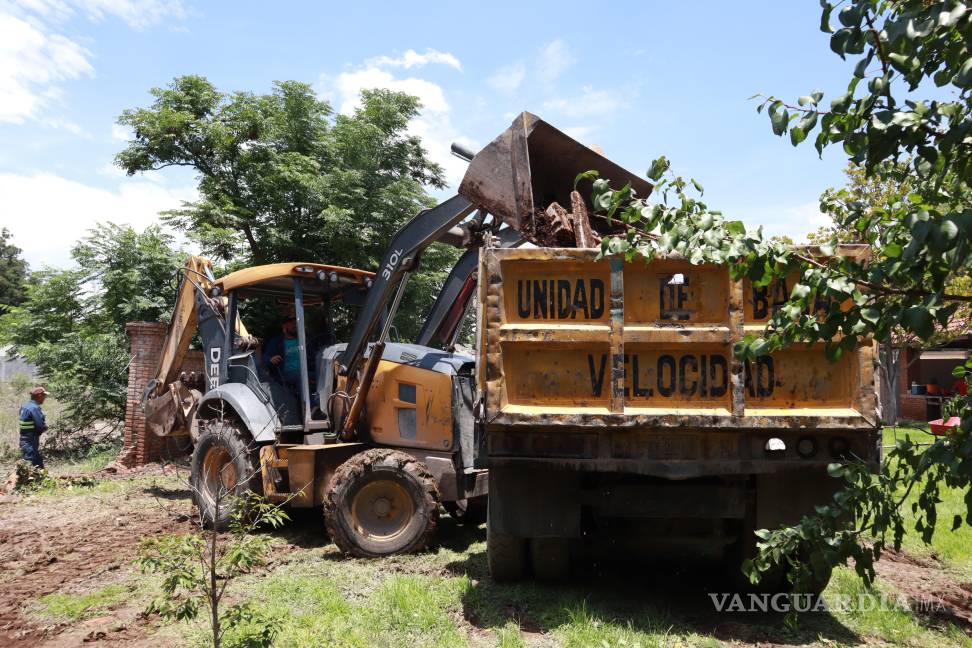 $!Personal de Servicios Públicos, junto con maquinaria pesada, trabajó en la limpieza de calles y viviendas dañadas en sectores como Nazario S. Ortiz Garza y La Purísima.