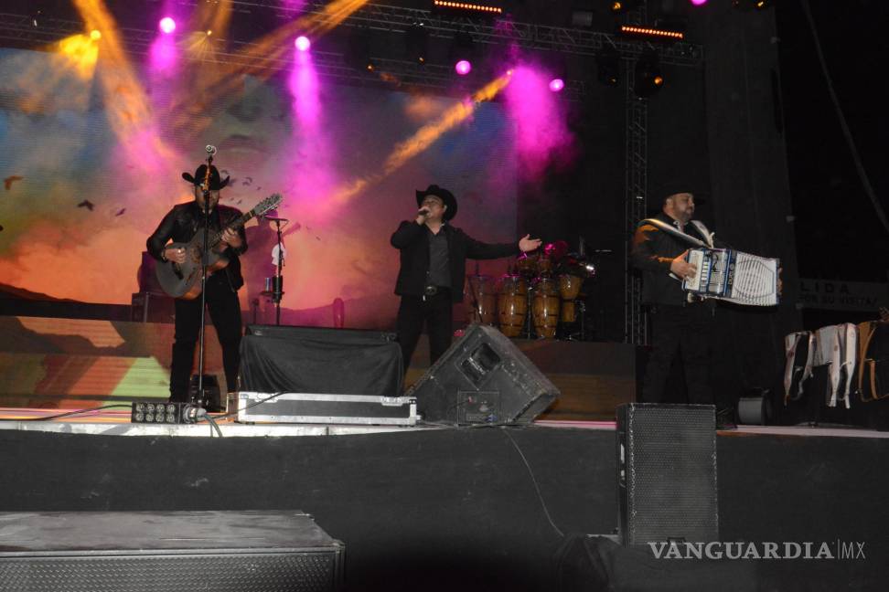 $!Los fans de Duelo pudieron corear los grandes éxitos de la agrupación lidera por Óscar Iván Treviño.
